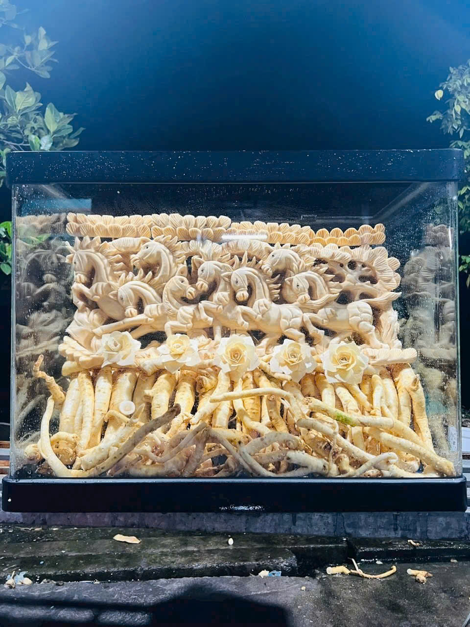 Bể đinh lăng khắc chạm tỉ mỉ