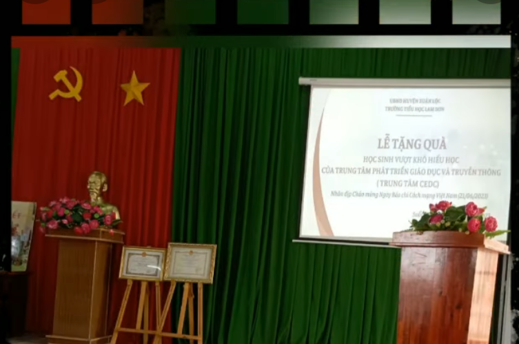 Trung tâm CEDC tặng quà học sinh vượt khó hiếu học ở Xuân Lộc, Đồng Nai