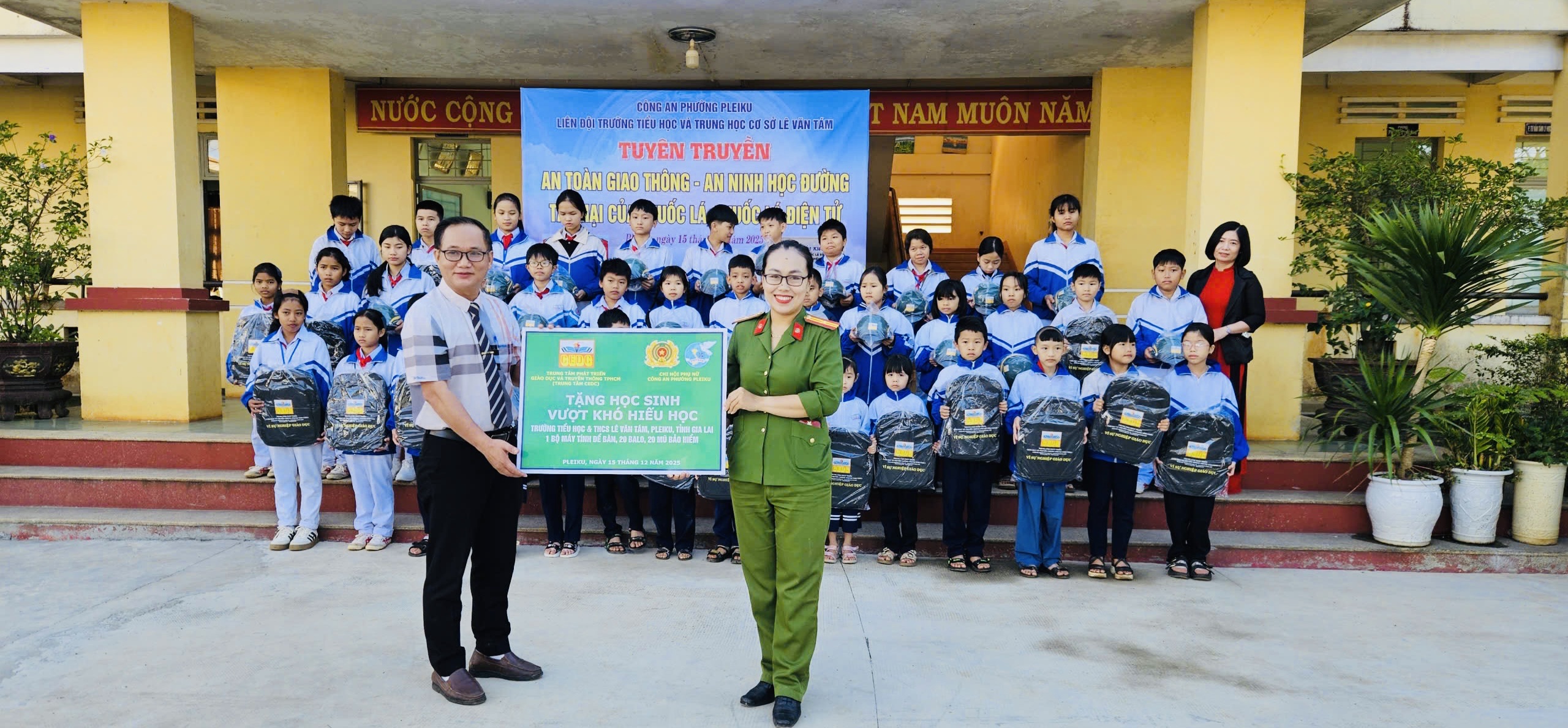 Sáng nay 15/12/2025, Trung tâm CEDC cùng Chi hội phụ nữ Công an Phường Pleiku tổ chức tặng quà học sinh